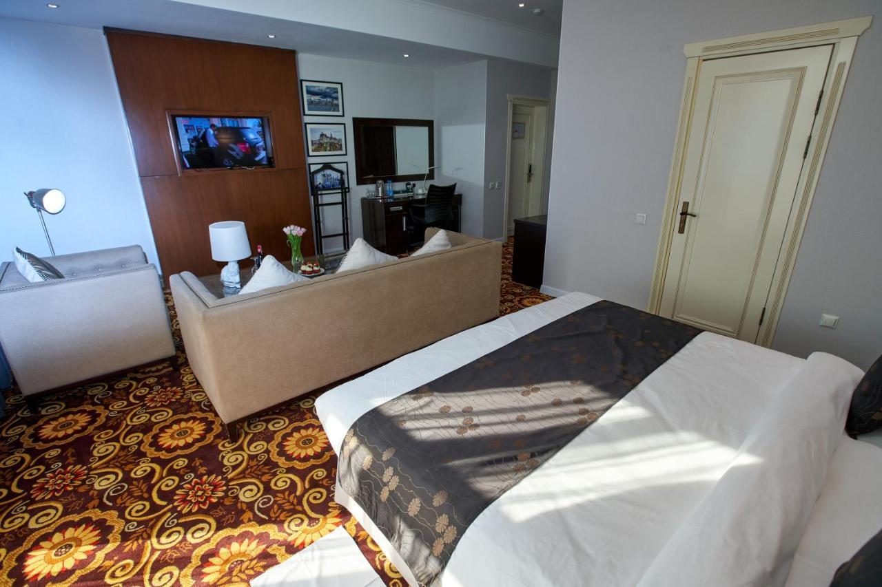 Garden Hotel Bishkek Exteriör bild